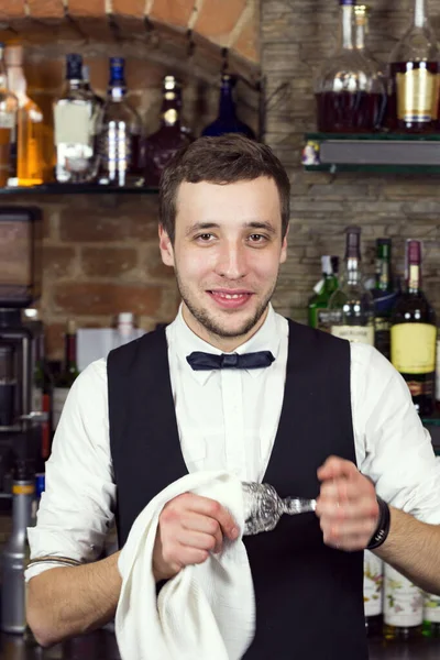 Jovem Trabalhando Como Barman Atrás Bar Está Preparando Bebidas Para — Fotografia de Stock