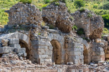 Antik kalıntıları şehir Efes Celsus Kütüphanesi Binası, amfitiyatro tapınaklar ve sütunları antika. Unesco Dünya Mirası listesi için aday 