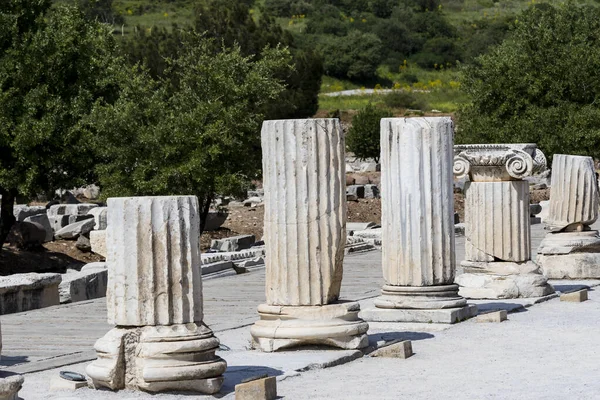 古代的废墟古董以弗所市塞尔苏斯图书馆建设 圆形剧场寺庙和列 教科文组织世界遗产名单的候选人 — 图库照片