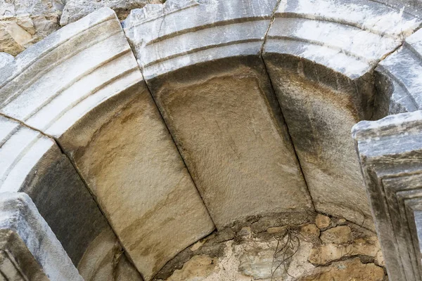 Antik kalıntıları şehir Efes Celsus Kütüphanesi Binası, amfitiyatro tapınaklar ve sütunları antika. Unesco Dünya Mirası listesi için aday 