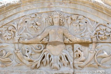 Antik kalıntıları şehir Efes Celsus Kütüphanesi Binası, amfitiyatro tapınaklar ve sütunları antika. Unesco Dünya Mirası listesi için aday 