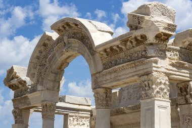 Antik kalıntıları şehir Efes Celsus Kütüphanesi Binası, amfitiyatro tapınaklar ve sütunları antika. Unesco Dünya Mirası listesi için aday 