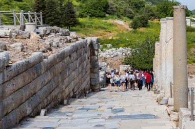 SELCUK, TURKEY- 6 Mayıs 2017 Antik Ephesus şehrinin kalıntıları Celsus 'un kütüphane binası, amfitiyatro tapınakları ve sütunları. UNESCO Dünya Mirasları Listesi Adayı 