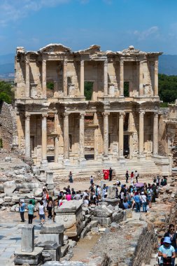 SELCUK, TURKEY- 6 Mayıs 2017 Antik Ephesus şehrinin kalıntıları Celsus 'un kütüphane binası, amfitiyatro tapınakları ve sütunları. UNESCO Dünya Mirasları Listesi Adayı 