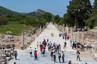 SELCUK, TURKEY- 6 Mayıs 2017 Antik Ephesus şehrinin kalıntıları Celsus 'un kütüphane binası, amfitiyatro tapınakları ve sütunları. UNESCO Dünya Mirasları Listesi Adayı 