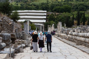 SELCUK, TURKEY- 6 Mayıs 2017 Antik Ephesus şehrinin kalıntıları Celsus 'un kütüphane binası, amfitiyatro tapınakları ve sütunları. UNESCO Dünya Mirasları Listesi Adayı 