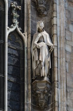 6 HAZİRAN 2018, MİLAN, İTALYA: Milano Katedrali 'ni süsleyen azizlerin ve şehitlerin heykelleri (Duomo di Milano) yakın planda çekilir. 