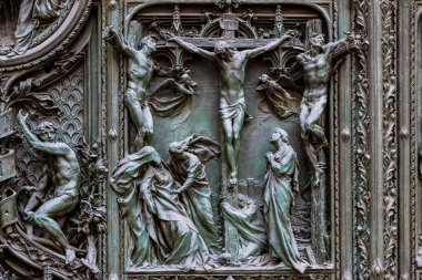 6 HAZİRAN 2018, MİLAN, İTALYA: Milano Katedrali 'ni süsleyen azizlerin ve şehitlerin heykelleri (Duomo di Milano) yakın planda çekilir. 