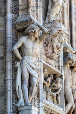 6 HAZİRAN 2018, MİLAN, İTALYA: Milano Katedrali 'ni süsleyen azizlerin ve şehitlerin heykelleri (Duomo di Milano) yakın planda çekilir. 