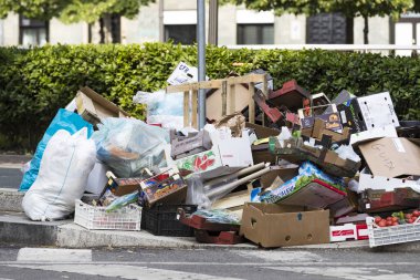 2 HAZİRAN 2018, MİLAN, İTALYA: Milano 'daki sokak pazarının bulunduğu yerde çöp kalıntıları var. 
