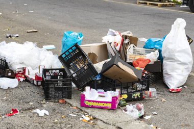 2 HAZİRAN 2018, MİLAN, İTALYA: Milano 'daki sokak pazarının bulunduğu yerde çöp kalıntıları var. 