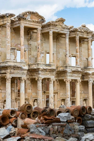 Antik Kalıntıları Şehir Efes Celsus Kütüphanesi Binası Amfitiyatro Tapınaklar Sütunları — Stok fotoğraf