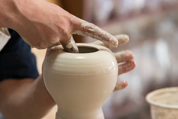 Potter Esculpe Barro Uma Oficina Panelas Usando Tecnologia Antiga — Fotografia de Stock