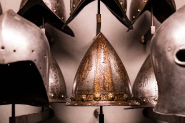 4 Haziran 2018, MILAN, ITALY: Ortaçağ silah ve mühimmat örnekleriyle Poldi Pezzoli Şövalyeleri Müzesi 