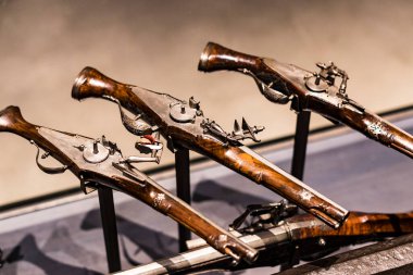 4 Haziran 2018, MILAN, ITALY: Ortaçağ silah ve mühimmat örnekleriyle Poldi Pezzoli Şövalyeleri Müzesi 