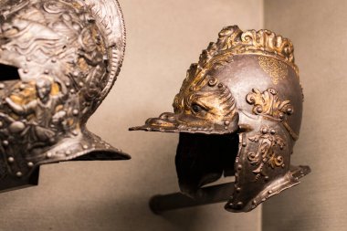 4 Haziran 2018, MILAN, ITALY: Ortaçağ silah ve mühimmat örnekleriyle Poldi Pezzoli Şövalyeleri Müzesi 