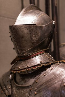 4 Haziran 2018, MILAN, ITALY: Ortaçağ silah ve mühimmat örnekleriyle Poldi Pezzoli Şövalyeleri Müzesi 