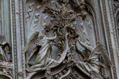 6 HAZİRAN 2018, MİLAN, İTALYA: Milano Katedrali 'ni süsleyen azizlerin ve şehitlerin heykelleri (Duomo di Milano) yakın planda çekilir. 