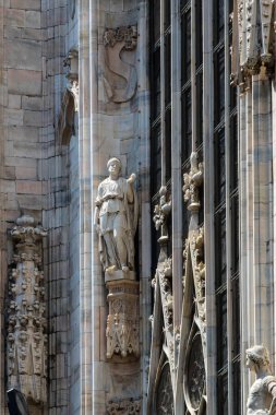 6 HAZİRAN 2018, MİLAN, İTALYA: Milano Katedrali 'ni süsleyen azizlerin ve şehitlerin heykelleri (Duomo di Milano) yakın planda çekilir. 