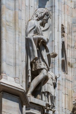 6 HAZİRAN 2018, MİLAN, İTALYA: Milano Katedrali 'ni süsleyen azizlerin ve şehitlerin heykelleri (Duomo di Milano) yakın planda çekilir. 
