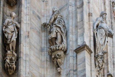 6 HAZİRAN 2018, MİLAN, İTALYA: Milano Katedrali 'ni süsleyen azizlerin ve şehitlerin heykelleri (Duomo di Milano) yakın planda çekilir. 