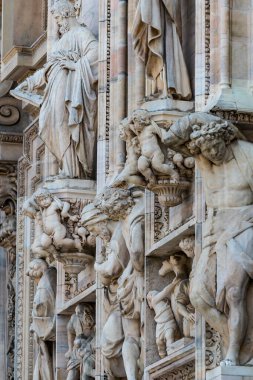 6 HAZİRAN 2018, MİLAN, İTALYA: Milano Katedrali 'ni süsleyen azizlerin ve şehitlerin heykelleri (Duomo di Milano) yakın planda çekilir. 
