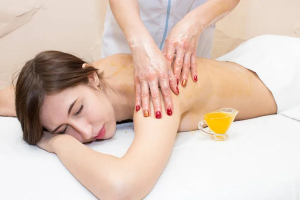 Young Woman Given Massage Bee Honey Beauty Salon — Stock Photo, Image