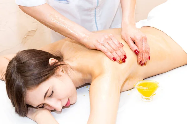 Eine Junge Frau Erhält Einem Schönheitssalon Eine Massage Mit Bienenhonig — Stockfoto