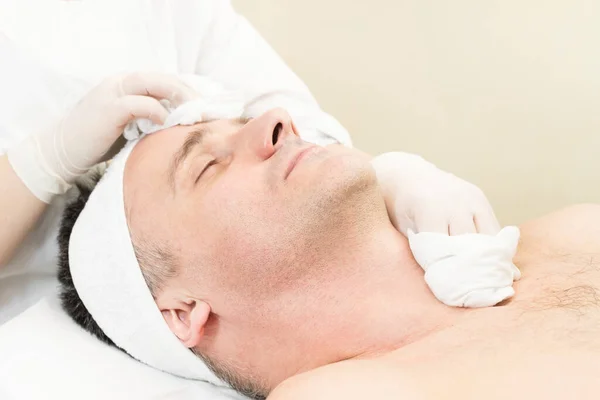 Man Görs Kosmetisk Procedur Mask För Att Rengöra Läkande Hud — Stockfoto