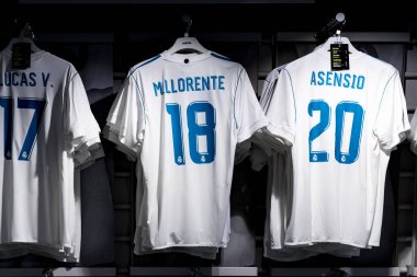 MADRID, İspanya - 25 Mart 2018: Resmi giyim mağazası ve taraftarlar için spor nitelikleri Real Madrid Futbol Kulübü