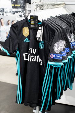 MADRID, İspanya - 25 Mart 2018: Resmi giyim mağazası ve taraftarlar için spor nitelikleri Real Madrid Futbol Kulübü