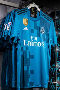 MADRID, İspanya - 25 Mart 2018: Resmi giyim mağazası ve taraftarlar için spor nitelikleri Real Madrid Futbol Kulübü