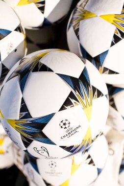 MADRID, İspanya - 25 Mart 2018: Resmi giyim mağazası ve taraftarlar için spor nitelikleri Real Madrid Futbol Kulübü