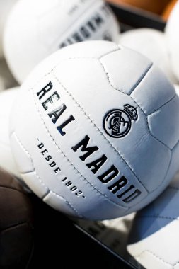 MADRID, İspanya - 25 Mart 2018: Resmi giyim mağazası ve taraftarlar için spor nitelikleri Real Madrid Futbol Kulübü