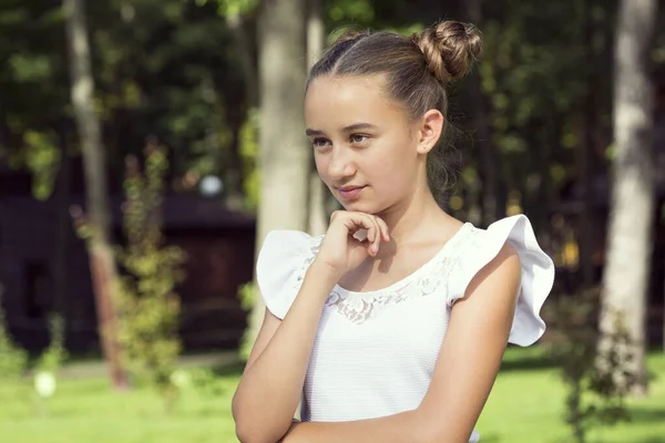 Portret Młodej Dziewczyny Letnim Parku — Zdjęcie stockowe
