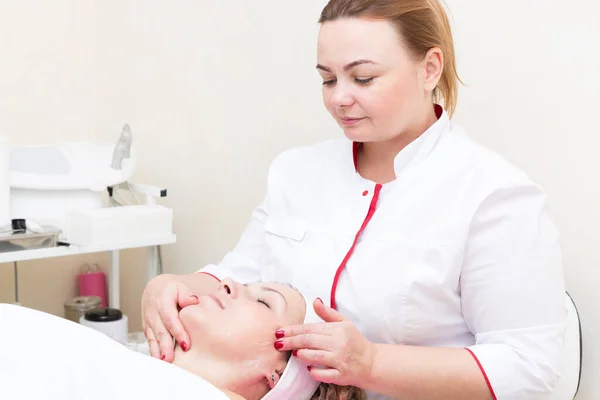 Procedimento Máscara Cosmética Feminina Rosto Chistak Salão Beleza — Fotografia de Stock