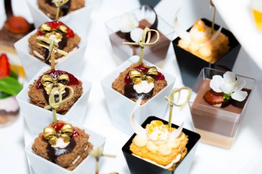 Açık büfe için mini atıştırmalıklar ve beyaz arka planda plastik bir kasede ziyafet..