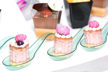 Açık büfe için mini atıştırmalıklar ve beyaz arka planda plastik bir kasede ziyafet..