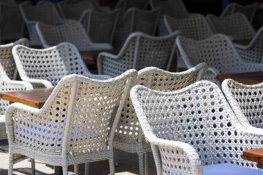 Bir restoranda sıralar dolusu masa ve sandalyeler.