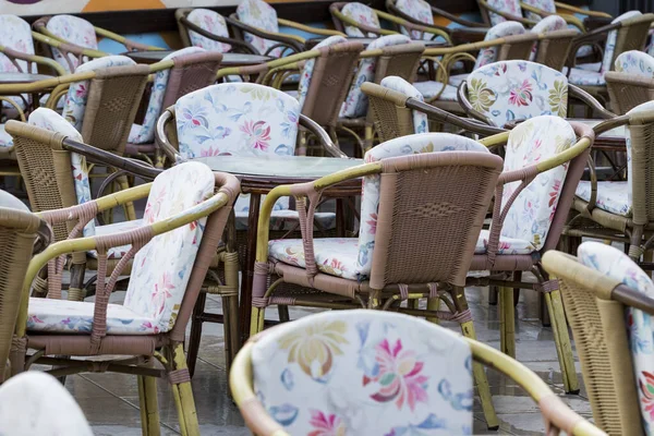 식당에서 탁자와 의자들이 줄지어 — 스톡 사진