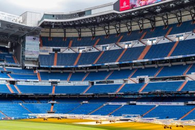 MADRID, İspanya - 25 Mart 2018: Real Madrid Futbol Kulübü Kraliyet Stadyumu Tribünleri