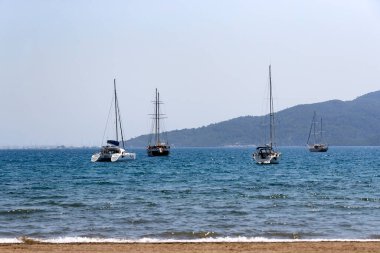 TURKEY, MARİS - 30 Nisan 2017: Türkiye 'nin turistik çevre dostu kenti Marmaris' te yatları ve tekneleri olan liman.