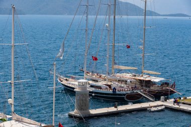 TURKEY, MARİS - 30 Nisan 2017: Türkiye 'nin turistik çevre dostu kenti Marmaris' te yatları ve tekneleri olan liman.