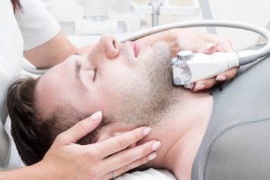 Genç adam klinikte sağlık ve sağlık sürecinde.