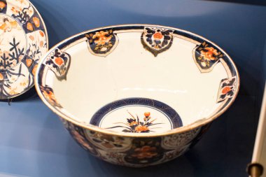 MÜZİK, GERMANY - 27, 2018: Müze ikametgahındaki Bavyera Kralları koleksiyonundan çanak çömlek ve çatal bıçak setleri (Münih Residenz)