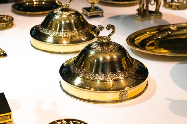 MÜZİK, GERMANY - 27, 2018: Müze ikametgahındaki Bavyera Kralları koleksiyonundan çanak çömlek ve çatal bıçak setleri (Münih Residenz)