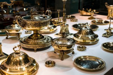 MÜZİK, GERMANY - 27, 2018: Müze ikametgahındaki Bavyera Kralları koleksiyonundan çanak çömlek ve çatal bıçak setleri (Münih Residenz)