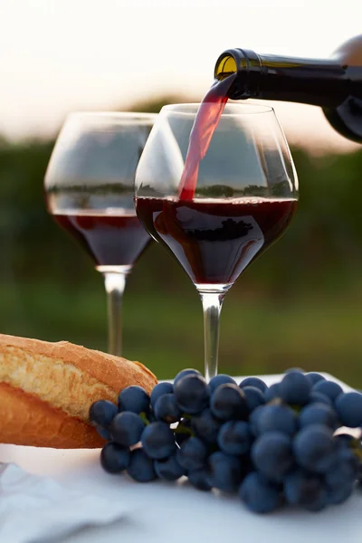 Verter vino tinto en vasos —  Fotos de Stock