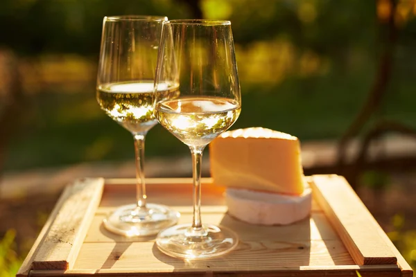 Two glasses of white wine with cheese — Stock Photo, Image