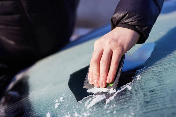 Man scraping ice from the windshield — Stock Photo, Image